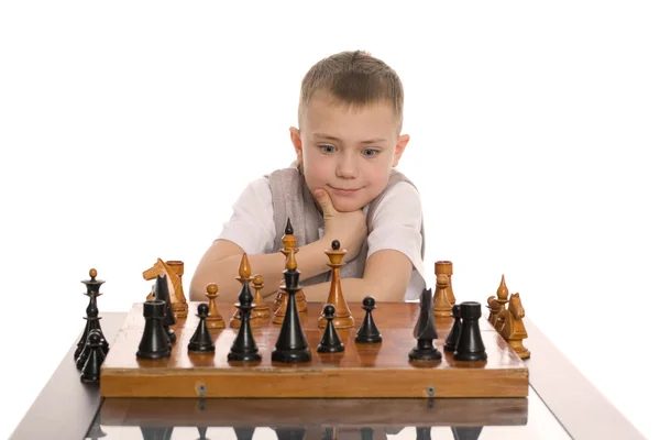 Маленький мальчик играет в шахматы — стоковое фото
