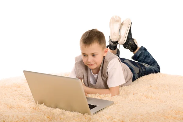 Симпатичный мальчик с ноутбуком — стоковое фото