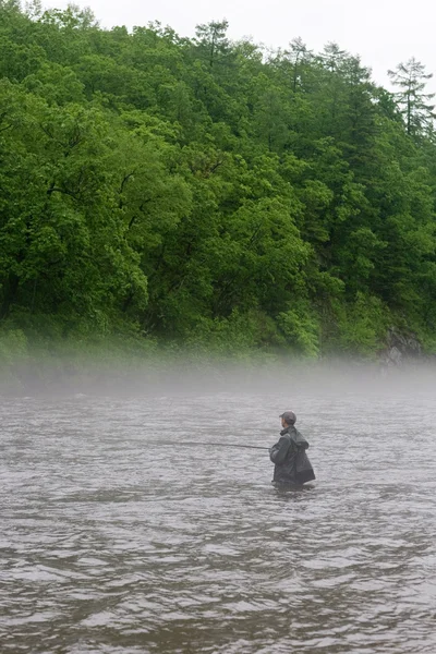 Somon nehir balıkçı yakalar — Stok fotoğraf
