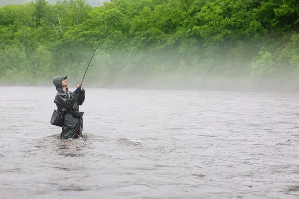 Рыбак поймал речку лосося — стоковое фото
