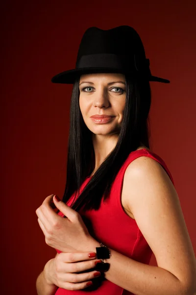 Hermosa chica en un sombrero negro — Foto de Stock