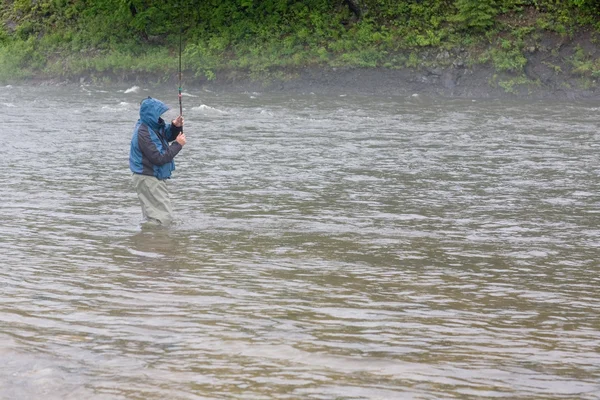 Fischer fängt Lachs im Fluss — Stockfoto