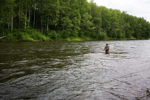 Pêcheur captures de saumon dans la rivière — Photo