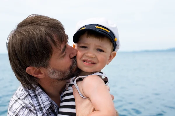 Отец целует своего сына — стоковое фото