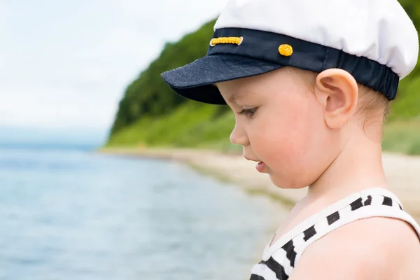 Denize bakarak gülen çocuk. — Stok fotoğraf