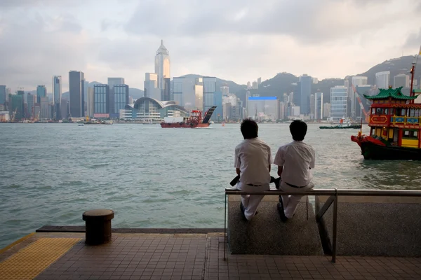 Tourists on the waterfront of Hong Kong — Stok fotoğraf