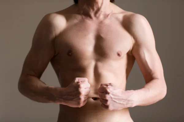 Здоровий м'язистий молодий чоловік — стокове фото
