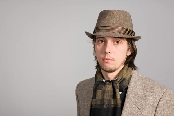Portret van een jonge man met hoed — Stockfoto