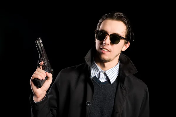 Muž v pláštěnce s pistolí — Stock fotografie