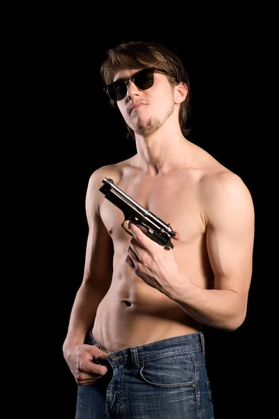Fiatal férfi kezében egy pisztoly — Stock Fotó