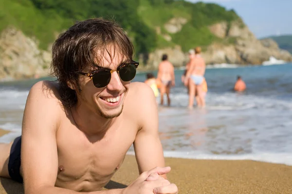 Молодой человек на пляже — стоковое фото