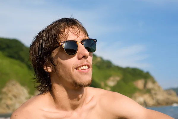 Man sunbathing on beach — Stock Photo, Image