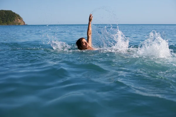 Adam geri yüzüyor — Stok fotoğraf