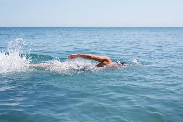 Schwimmerin schwimmt — Stockfoto