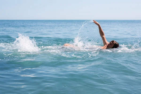Uomo nuoto — Foto Stock