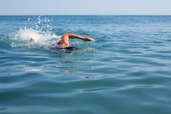 Nadador flotante gatear —  Fotos de Stock
