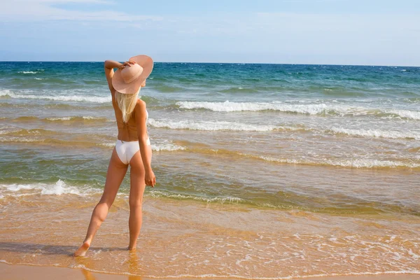 Mladá žena na pláži — Stock fotografie