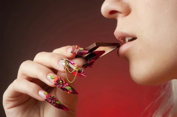 Manicure di belle mani con cioccolato — Foto Stock