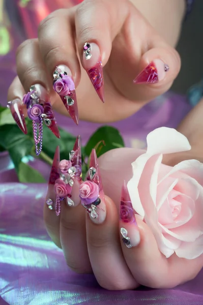 Mooie manicure van handen met een roos — Stockfoto