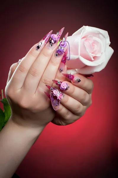 Hermosa manicura de manos con una rosa —  Fotos de Stock