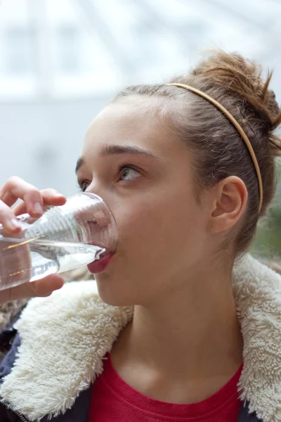 Adolescente menina água potável — Fotografia de Stock