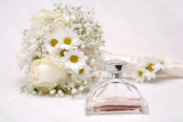 Bouquet da sposa e bottiglia di profumo — Foto Stock