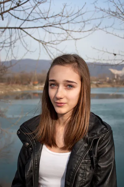 Menina adolescente em jaqueta de couro preto — Fotografia de Stock