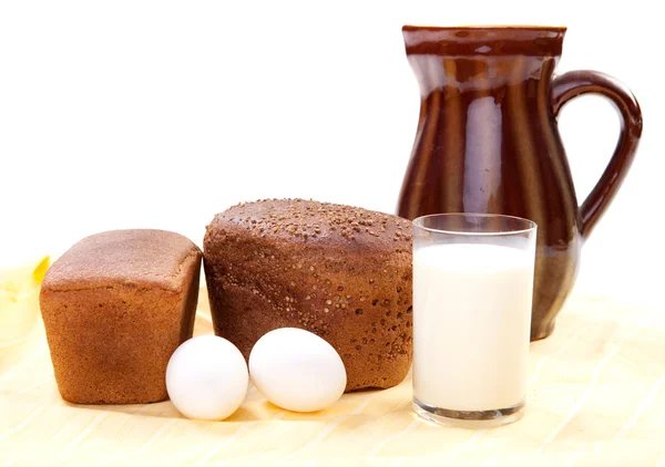 Braunes Brot mit Milch — Stockfoto