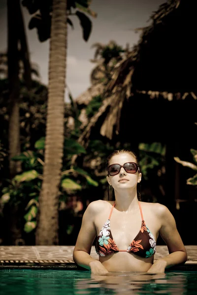 Femme dans la piscine — Photo