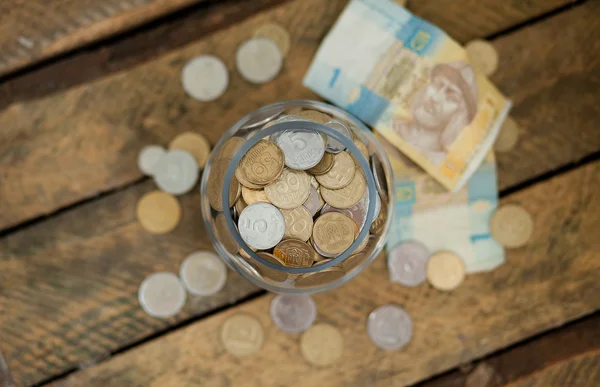 乌克兰硬币和 hryvnas 显示贫穷 — 图库照片