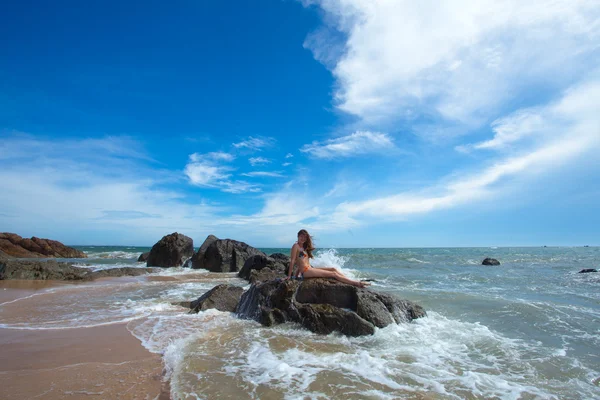 Kvinna på klippan i havet — Stockfoto