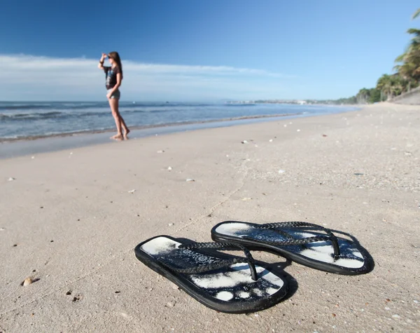 海滩上的鞋子 — 图库照片