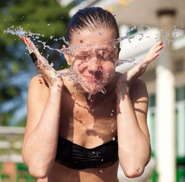 Žena mytí obličeje — Stock fotografie