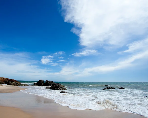 Tropikalne morze i plaża — Zdjęcie stockowe
