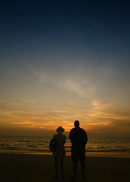 Paar en zonsondergang — Stockfoto