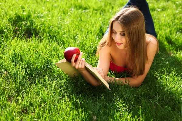 Mujer en el parque con libro —  Fotos de Stock