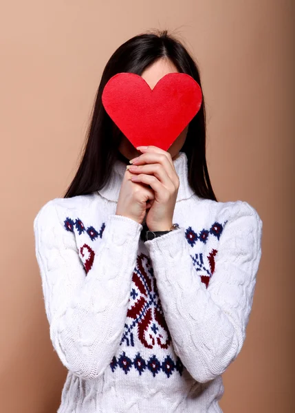 Dziewczyna z czerwonym sercem — Zdjęcie stockowe