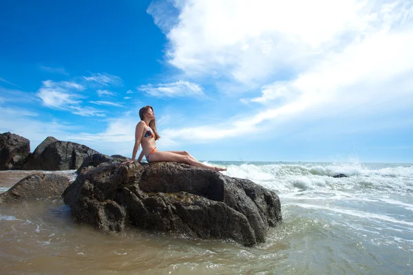 Kobieta na skale w Oceanie — Zdjęcie stockowe
