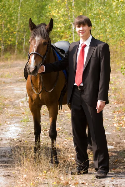 Pengantin pria dan kuda — Stok Foto