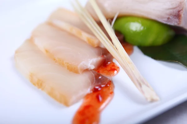 Сырая белая рыба с соусом — стоковое фото