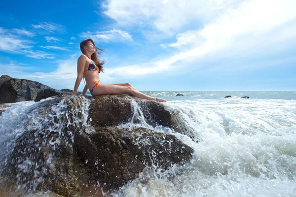 Femme sur le rocher dans l'océan — Photo