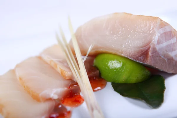 Çiğ beyaz balık sosu ile — Stok fotoğraf