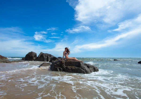 Γυναίκα πάνω στο βράχο στον ωκεανό — Φωτογραφία Αρχείου