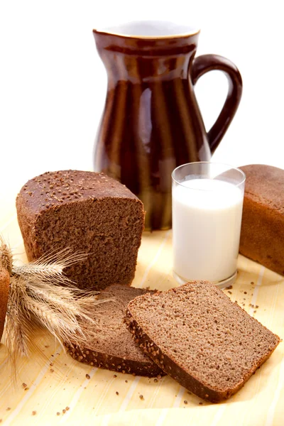 Браун хліб з молоком — стокове фото