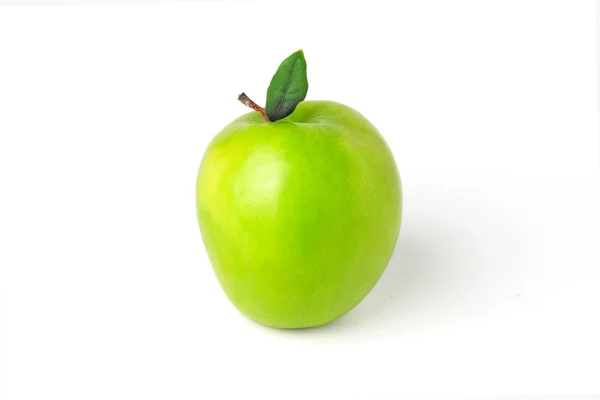 Manzana verde sobre un fondo blanco —  Fotos de Stock