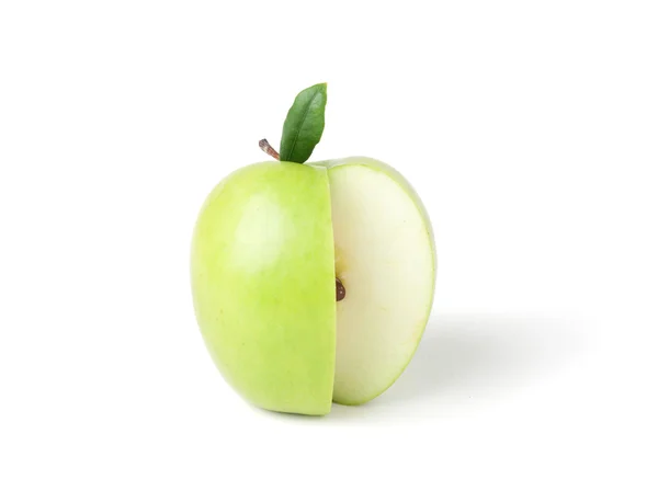Зелене яблуко на білому тлі . — стокове фото