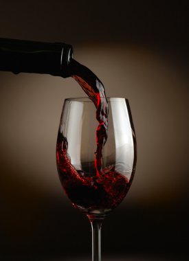 kırmızı şarap cam koyu arka plan dökülen