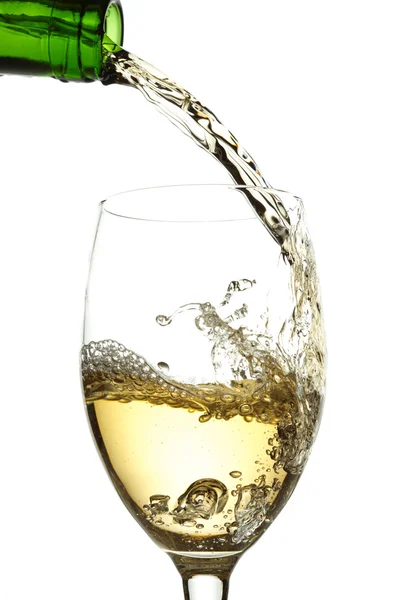 白葡萄酒倒入杯子中 — 图库照片
