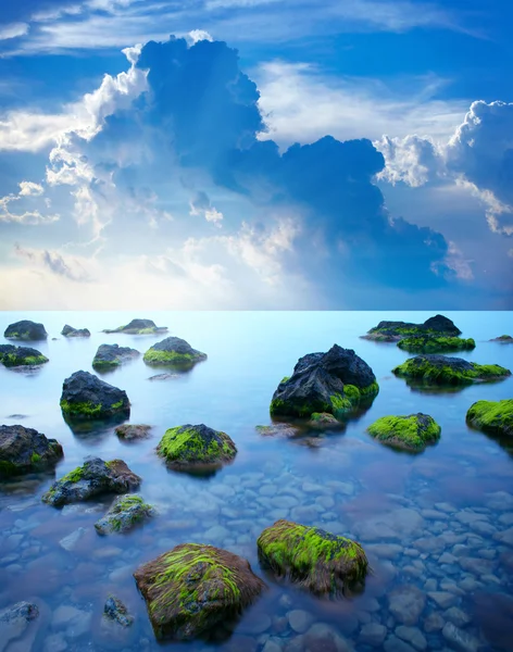 Морські камені на заході сонця — стокове фото
