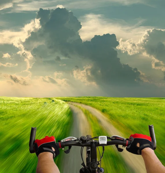 Man med cykel ridning landsväg — Stockfoto